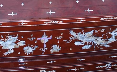  8. Quan tài chục tỷ Một thiếu gia tên P. ở Hà Nội đã tiết lộ, anh phải bỏ ra hàng chục tỷ đồng để... làm quan tài trước cho bố. Theo thiếu gia này, giá của một chiếc quan tài bằng gỗ trắc, hoàng đàn (hay còn gọi là ngọc am) giá khoảng 3 tỷ, còn bình thường giá không thể dưới 5 tỷ đồng. Nếu cả gỗ và vàng dát xung quanh cùng hoa văn độc thì giá của chiếc quan tài đó phải lên cỡ... 10 tỷ đồng. Ảnh: Vietnamnet.