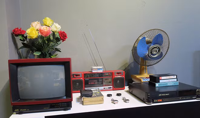 Ti vi JVC, đài cửa băng, quạt hoa sen... những vật dụng chỉ có "nhà giàu" mới có thời kỳ những năm đầu thập kỷ 90. Ảnh: Tổ Quốc.