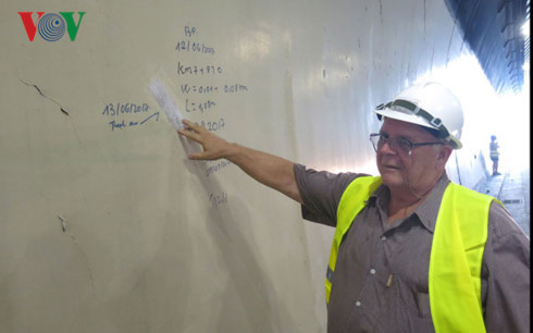 Ông John Cliffor Beckkit chuyên gia người Anh kiểm tra các vết nứt trên hầm.