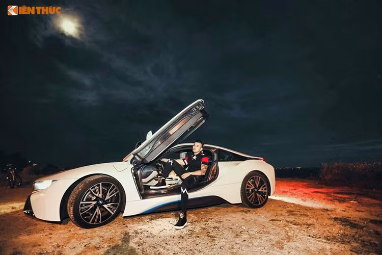 Theo giới truyền thông, gia sản của vị thiếu gia 8X này thuộc diện “khủng”, song anh lại thuộc tuýp người khá kín tiếng và không sa đà vào ăn chơi, phá phách mà rất tích cực làm từ thiện cũng như xây dựng công việc và thương hiệu hiện nay mà mình đang sở hữu. Ảnh: Thảo Nguyên