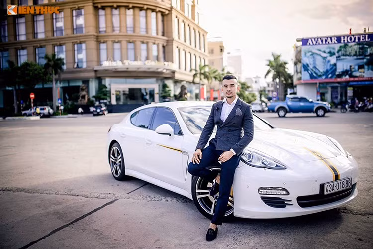 Doanh nhân 8X, đam mê siêu xe này là chủ khách sạn hạng sang Sanouva và là Phó TGĐ Minh Toàn Galaxy tại Đà Nẵng.