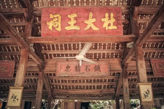 Trước nhà tiền tế có các bức "Thiết thạch tinh trung" (trung thành như sắt đá), "Thượng đẳng phúc thần" (phong thần), bên trái là bức "Vạn phúc du đồng", bên phải là "Ngũ phúc lâm môn". Ngoài ra, còn có thêm hai bức Long mã thể hiện ý chí ngang dọc trời đất. Ảnh: Công lý.