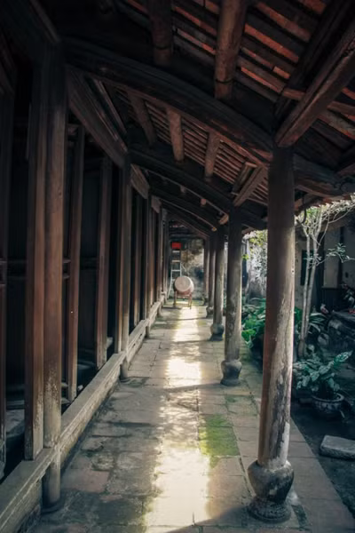 Ngôi nhà có niên đại từ thế kỉ 18, được dựng từ thời vua Lê Hiến Tông, niên hiệu Cảnh Hưng 1760. Qua 3 thế kỷ, dòng họ Đỗ vẫn lưu giữ được tất cả các hoành phi, câu đối, các hương án, giường thờ, bộ kiệu, vật dụng tế lễ ngày xưa... Ảnh: Công lý.