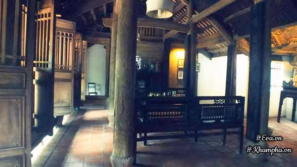 Phía trước của ngôi nhà, họa sĩ Bùi Hoài Mai giữ lại hoàn toàn theo không gian truyền thống xa xưa. Bên trong là một ngôi nhà 3 gian 2 buồng và một ngôi nhà 5 gian. Ảnh: Khám phá.