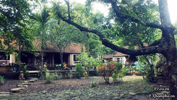 Ngôi nhà này phần lớn được làm bằng khung gỗ xoan và gạch thông thường, còn tường rào bao quanh được đắp bằng đất. Ảnh: Khám phá.