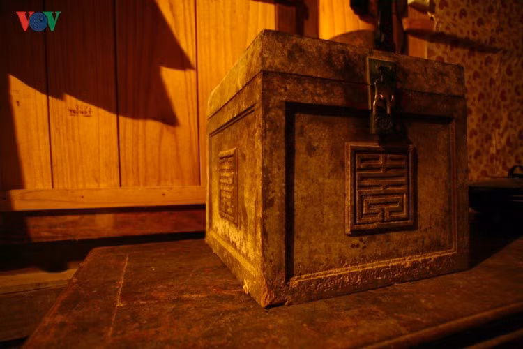 Nhà có 3 cửa chính với 12 cánh. Không gian ngôi nhà được thiết kế rất thuận lợi, có vượng khí nên thường mát mẻ vào mùa hè, ấm áp vào mùa đông. Ảnh: VOV.VN.