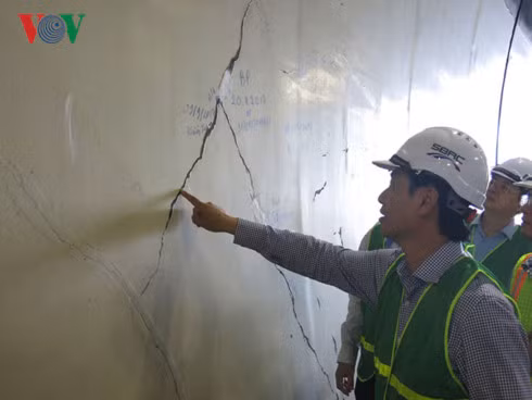 Thứ trưởng Bộ GTVT Lê Đình Thọ kiểm tra các vết nứt trong hầm đường bộ Hải Vân.