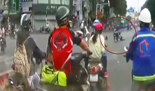 Hình ảnh chị Thoa bị tên cướp kéo lê trên đường