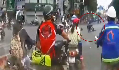 Hình ảnh chị Thoa bị tên cướp kéo lê trên đường