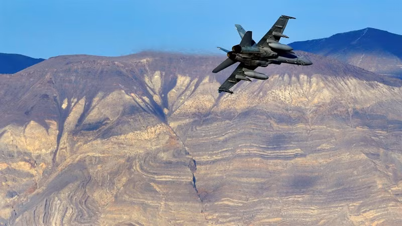 Vì không giống như các hệ thống radar, IRST21 là một hệ thống thụ động, chúng không phát ra sóng vô tuyến. Trên tiêm kích F/A-18E/F Super Hornet, hệ thống IRST21 được lắp đặt ở phần mũi của thùng treo nhiên liệu phía dưới thân máy bay.