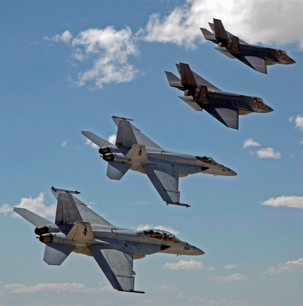 Chuyên gia quân sự cũng lưu ý rằng, phiên bản cải tiến F/A-18E/F Super Hornet sẽ không được sử dụng như là lực lượng tấn công chính. Mỹ có kế hoạch kết hợp chúng với máy bay tiêm kích thế hệ thứ năm F-35A. Việc phát triển bộ cảm biến trên F/A-18E/F Super Hornet sẽ dễ dàng hơn nếu trang bị chúng cho F-35A, ngoài ra F-18 còn được sử dụng như một lá chắn chống lại Su-57.