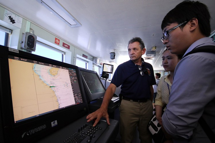 Tính đến ngày 21/4, trên tàu còn 56 bệnh nhân. Việc điều động tàu bệnh viện đến New York từng vấp phải sự chỉ trích của các chuyên gia y tế, những người cho rằng con tàu chỉ mang tính “biểu tượng” mà không giúp gì cho New York trong cuộc chiến với đại dịch COVID-19.