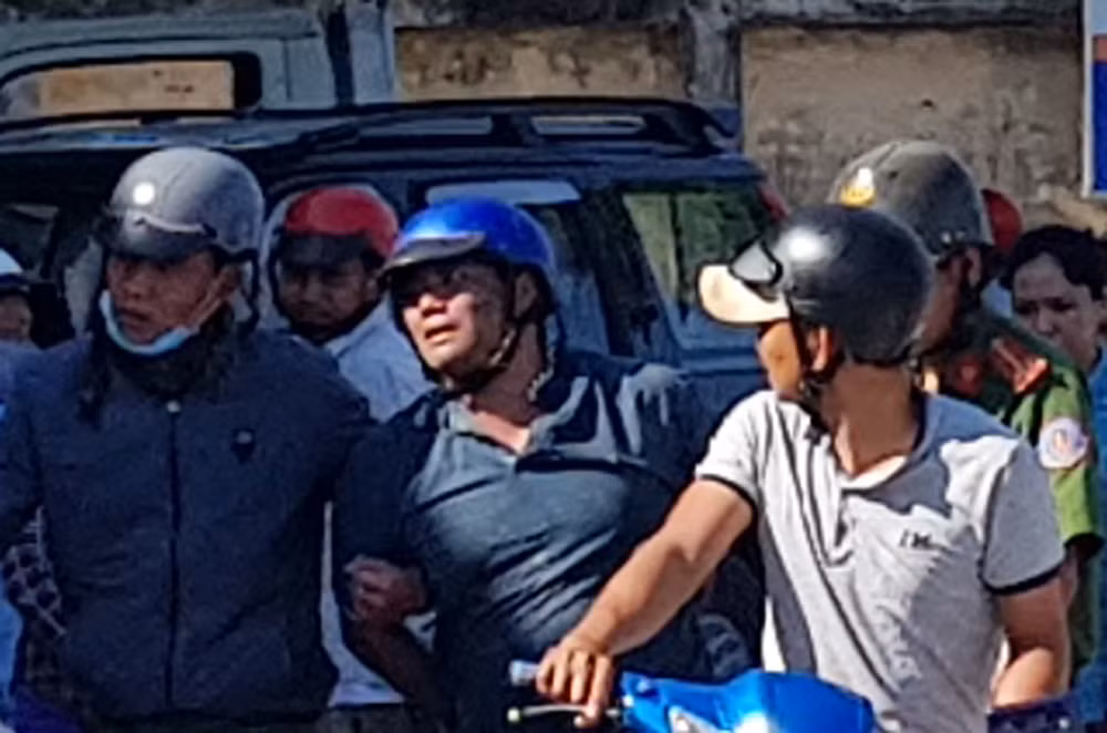 Ten cuop giat tui xach cua nguoi do xang vi xin tien khong cho