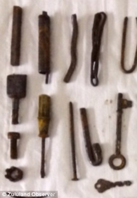 Vết rạch phẫu thuật kéo dài từ rốn lên đến tận ngực Vết rạch phẫu thuật kéo dài từ rốn lên đến tận ngực