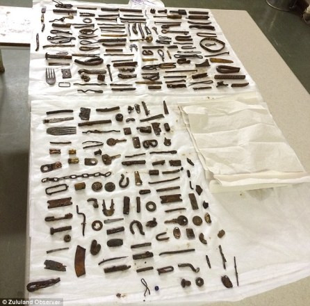 Các bác sĩ đã mất khoảng 2 tiếng để gắp các mảnh kim loại này ra. Các bác sĩ đã mất khoảng 2 tiếng để gắp các mảnh kim loại này ra.