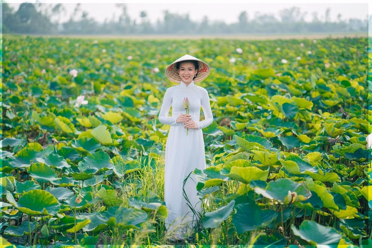 Đến với đồng sen Tháp Mười, cũng có nghĩa là du khách trở về với không gian đồng quê dân dã. Đồng sen thu hút các bạn trẻ tới check-in. Ảnh: thamhiemmekong.