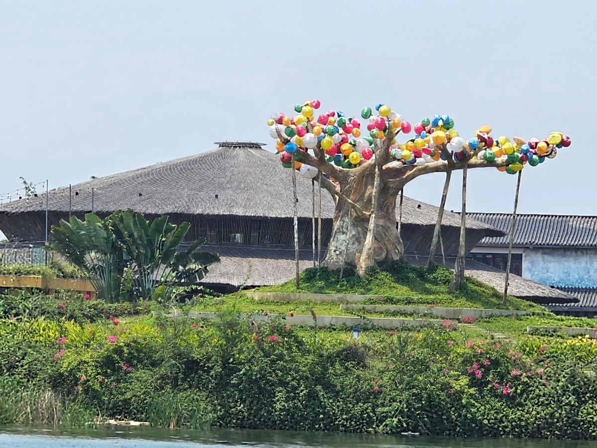 Tương tự, Công ty TNHH MTV Đầu tư Xây dựng Quỳnh Dương (TP Tam Kỳ, tỉnh Quảng Nam) đã bán cho Công ty FLC FAROS hơn 20.300 m3 cát san lấp, giá trị hơn 2,74 tỉ đồng (giá trị sau thuế VAT) mà không có hợp đồng, thanh lý hợp đồng, hóa đơn, chứng từ chứng minh nguồn gốc xuất xứ...