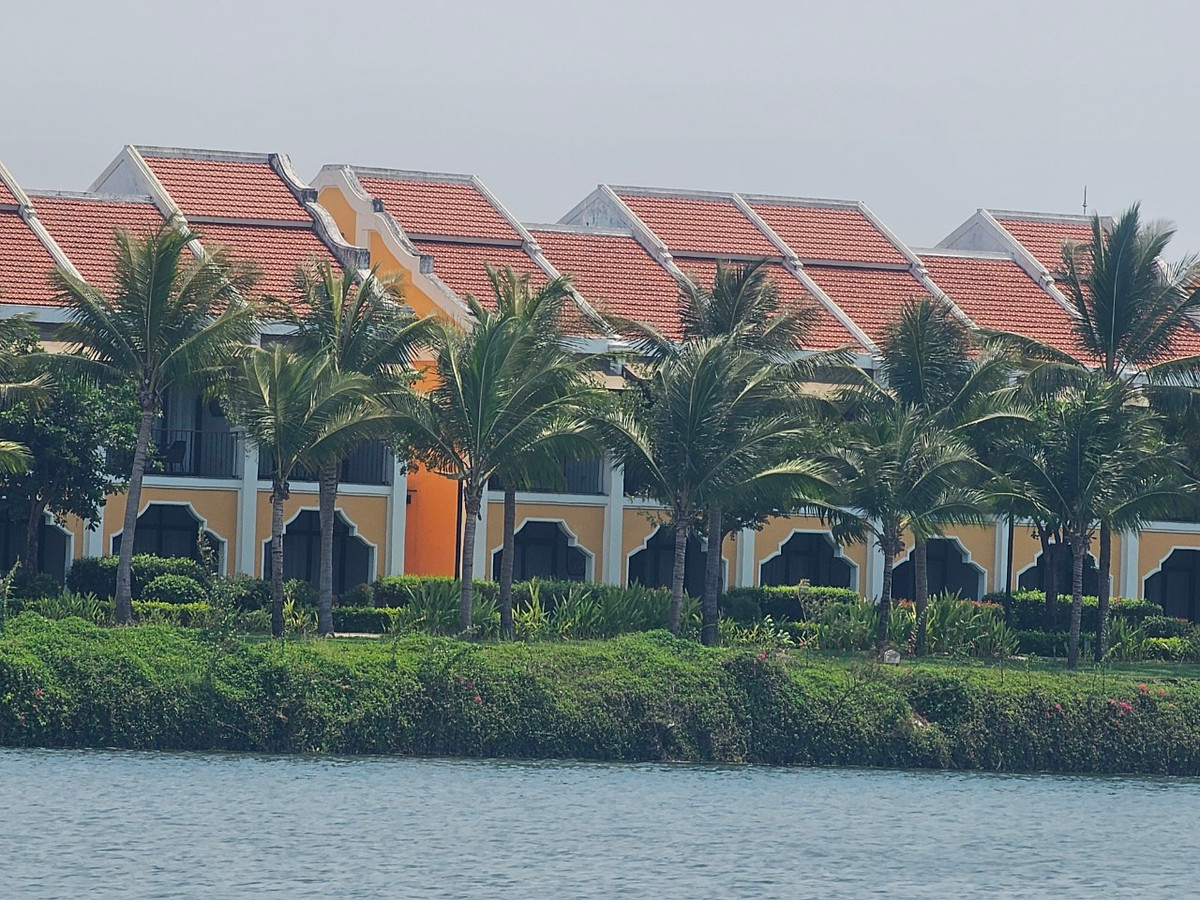 Trong đó, Thanh tra tỉnh Quảng Nam xác định Công ty TNHH MTV Linh Huy (phường Cẩm Nam, TP Hội An) đã bán cho Công ty FLC FAROS hơn 3.700 m3 cát có giá trị hơn 520 triệu (giá trị sau thuế VAT) mà không có hợp đồng mua bán, không có hóa đơn và không có nguồn gốc xuất xứ.