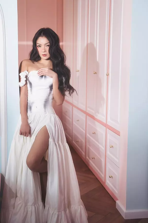 Có lẽ nhờ vậy mà vóc dáng của cô trở nên săn chắc, khỏe khoắn hơn xưa. Thủy Top cũng được nhận xét là trẻ đẹp hơn nhiều so với tuổi thật.