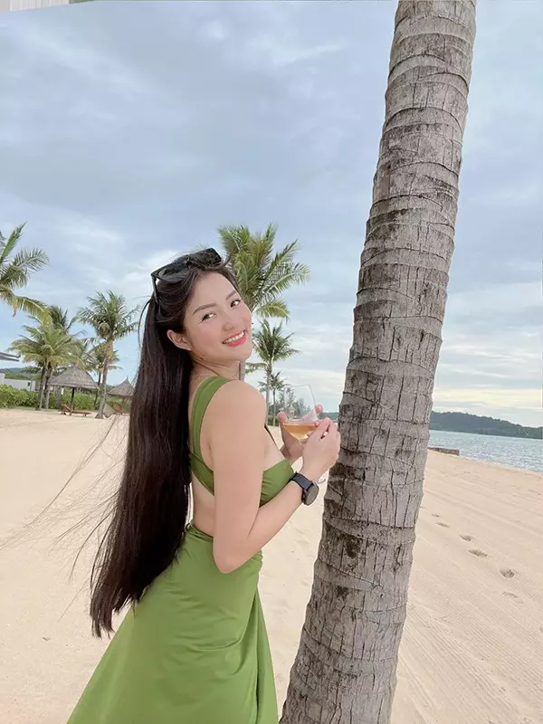 Nhờ tập luyện chăm chỉ, Thủy Top tự tin khoe dáng đẹp. Cô "cân" được nhiều outfit khác nhau, từ gợi cảm...