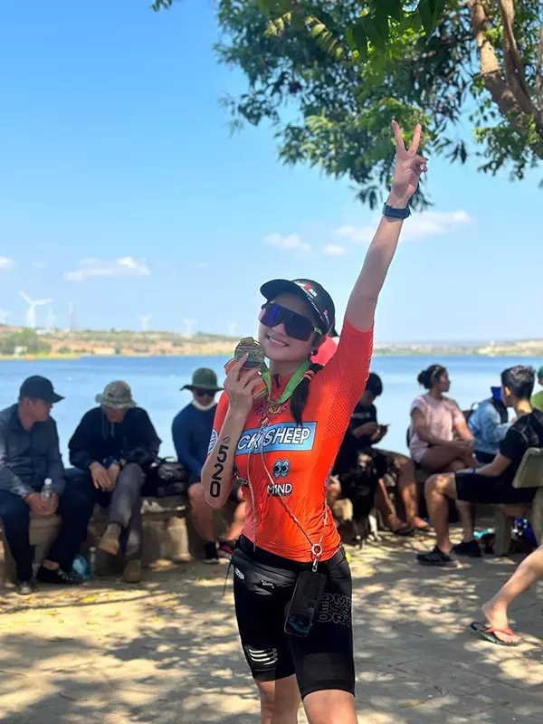 Người đẹp gốc Hà thành có đam mê bất tận với loạt môn thể thao như chạy bộ, bơi, đạp xe, yoga, thiền, vẽ...