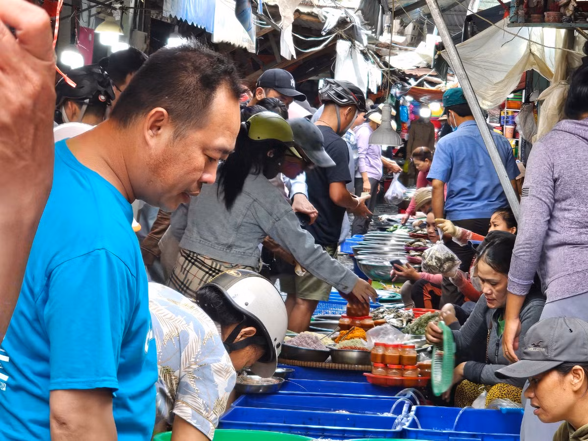 Mang tên "chợ Chiều" nên chợ nhộn nhịp nhất vào tầm 16h hàng ngày.