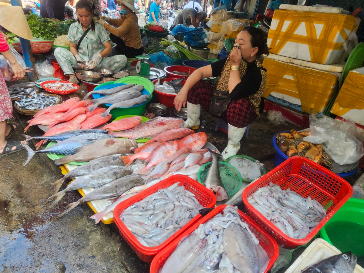 Đủ mặt hàng hải sản tươi ngon được bày bán la liệt tại khu chợ độc đáo này.