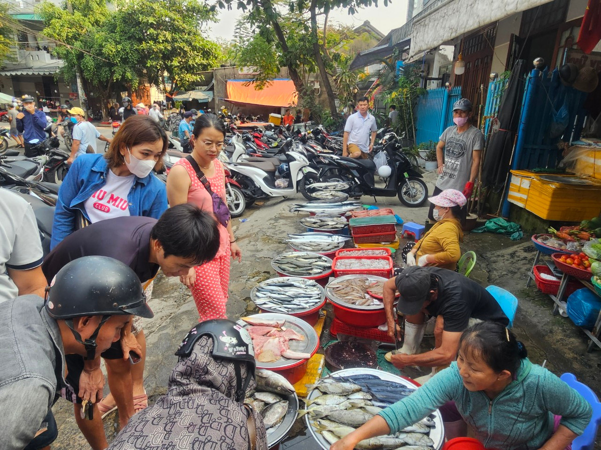 Chợ Chiều không những là nơi mua bán hải sản nhộn nhịp của người dân địa phương mà còn thu hút nhiều khách du lịch khi đến Đà thành.