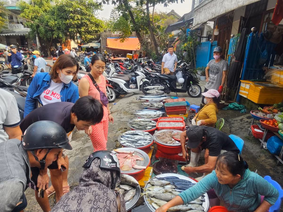Chợ Chiều không những là nơi mua bán hải sản nhộn nhịp của người dân địa phương mà còn thu hút nhiều khách du lịch khi đến Đà thành.