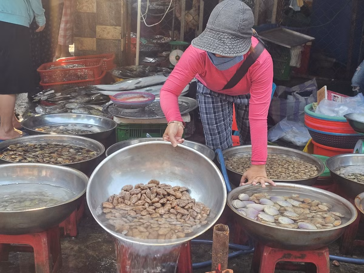 Khu chợ này còn độc đáo ở chỗ người bán thường sẽ thông báo giá một lần và người mua không cần phải "mặc cả".