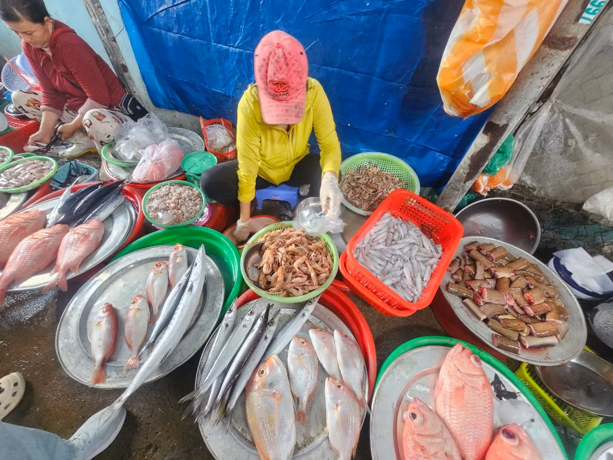 Khu chợ hơi chật, nên cao điểm khoảng từ 16h mỗi ngày, người đi chợ phải chen chân mới vào được bên trong.