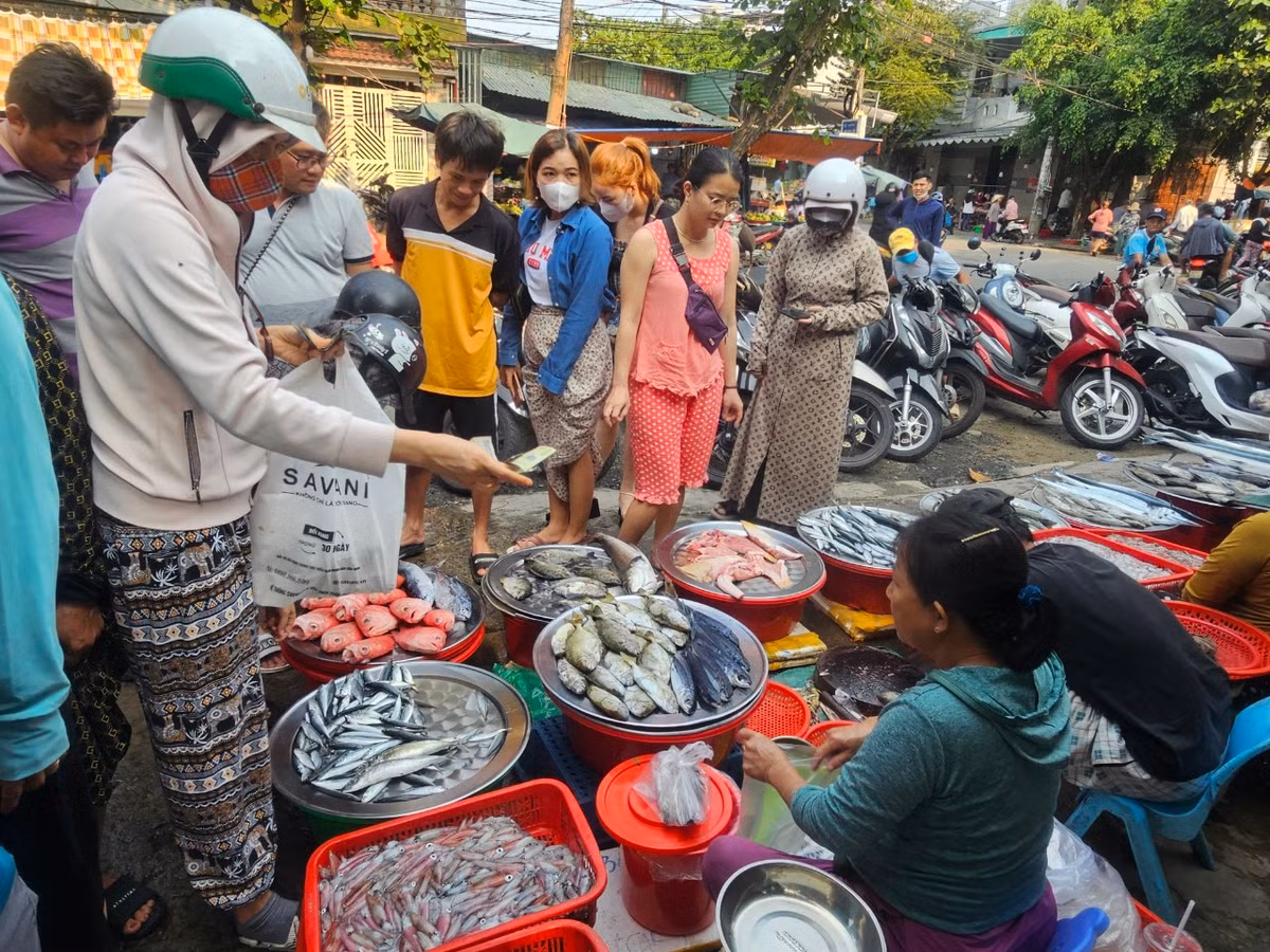 Doc dao cho hai san “bao ngon” chi hop vao buoi chieu