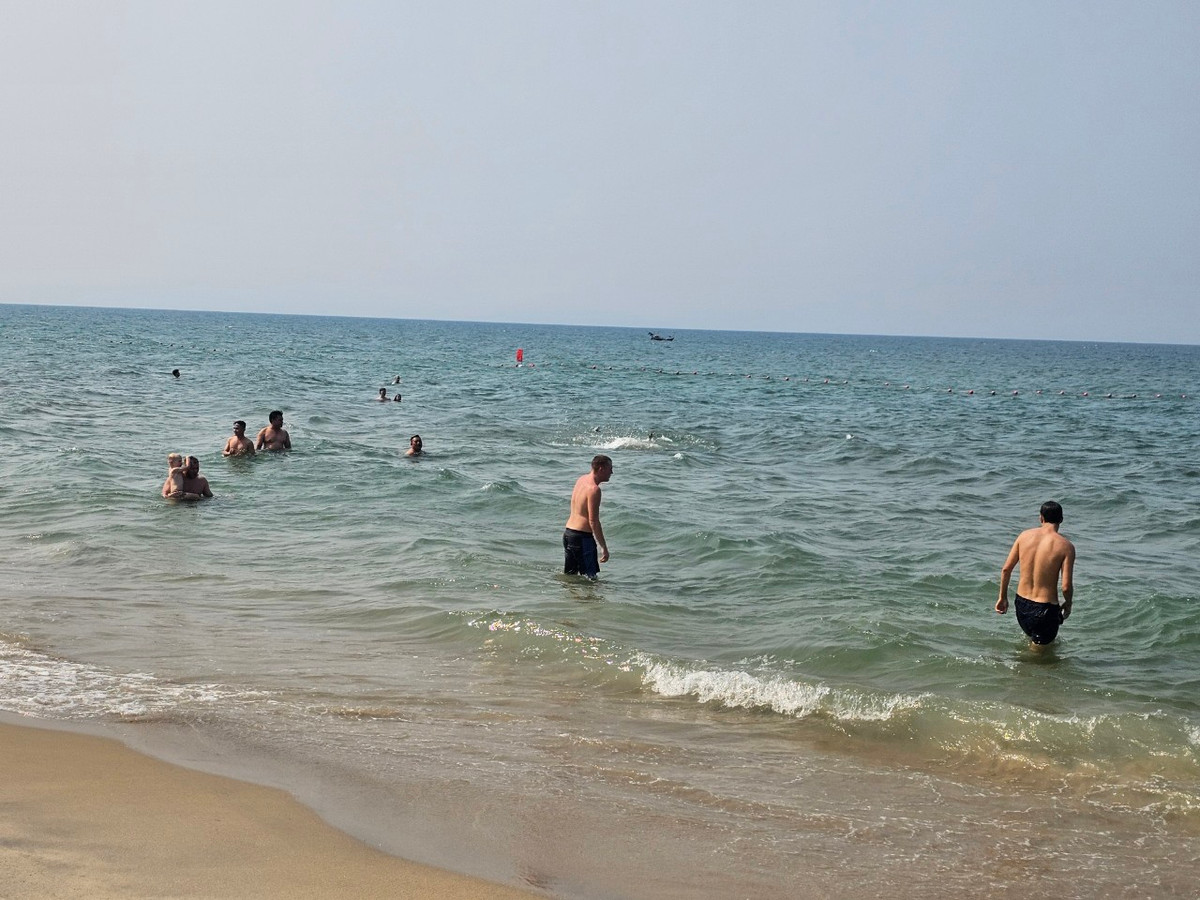 Không khó để bắt gặp cảnh du khách nước ngoài mải mê tắm biển, vui đùa trong làn nước mát dưới trời nắng gắt.