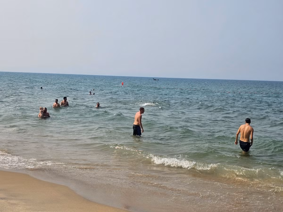 Không khó để bắt gặp cảnh du khách nước ngoài mải mê tắm biển, vui đùa trong làn nước mát dưới trời nắng gắt.