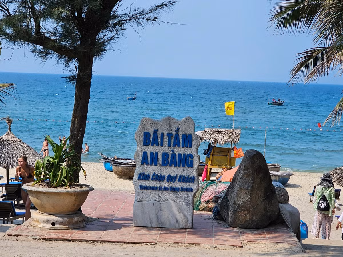 Khong phai My Khe, du khach nuoc ngoai dang “do xo” den An Bang