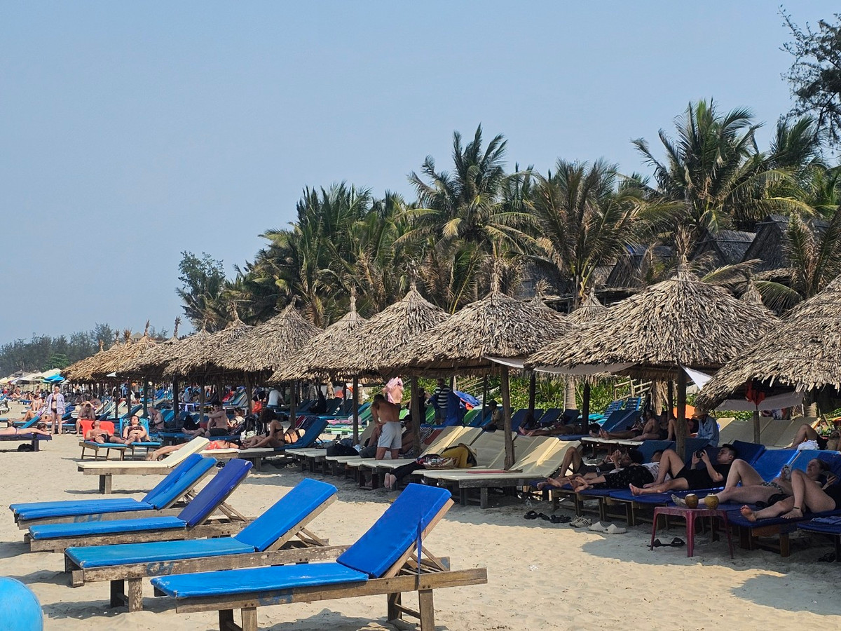 Thay vì trốn trong phòng khách sạn bật điều hòa mát lạnh, du khách nước ngoài ra bãi biển An Bàng nằm tắm nắng, thư giãn, hít hà hương vị của biển.