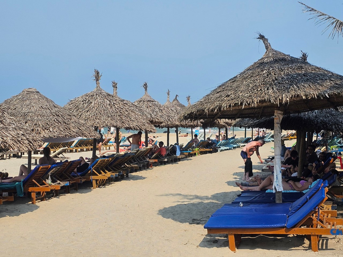 Chị H., một người dân địa phương cho biết: "Phần lớn du khách đến bãi tắm An Bàng là khách Tây. Mình trời mát mới ra biển, chứ họ thường ra biển thư giãn từ lúc 2h chiều, lúc trời còn nắng chói chang."