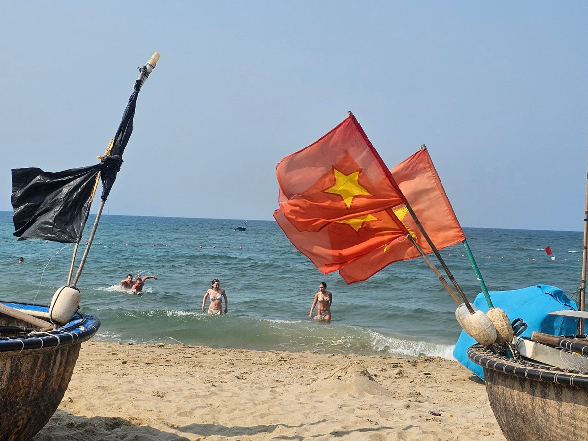 Nhiều người đánh giá, An Bàng thu hút sự chú ý của đông đảo du khách quốc tế nhờ vẫn giữ nguyên vẻ đẹp hoang sơ.