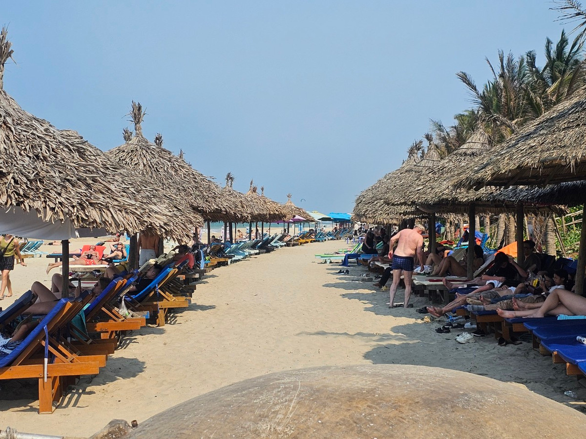 Dưới trời nóng như đổ lửa, bãi biển An Bàng vẫn kín khách.