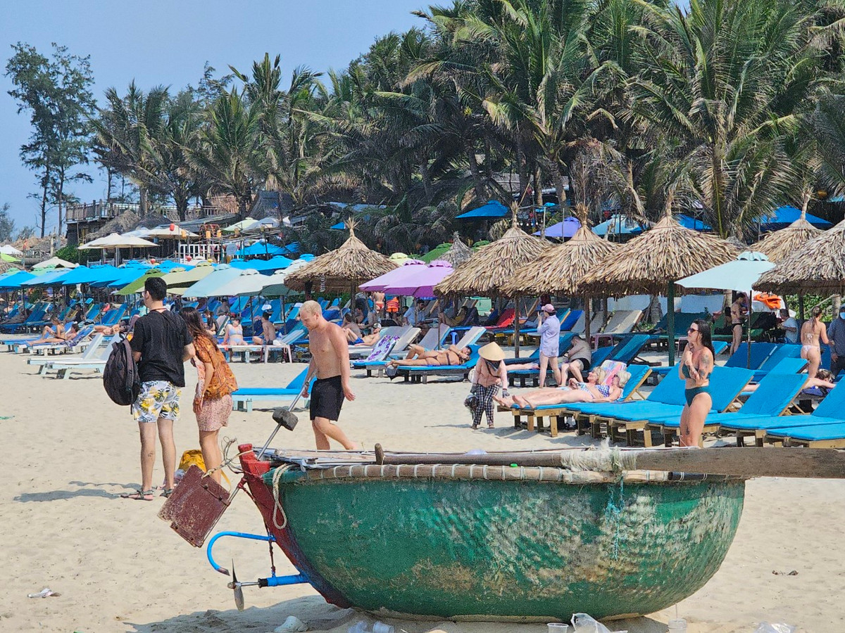 Bãi biển đông nghịt khách Tây, còn du khách trong nước và người dân địa phương phần lớn đã vào phòng điều hòa "trốn nóng".