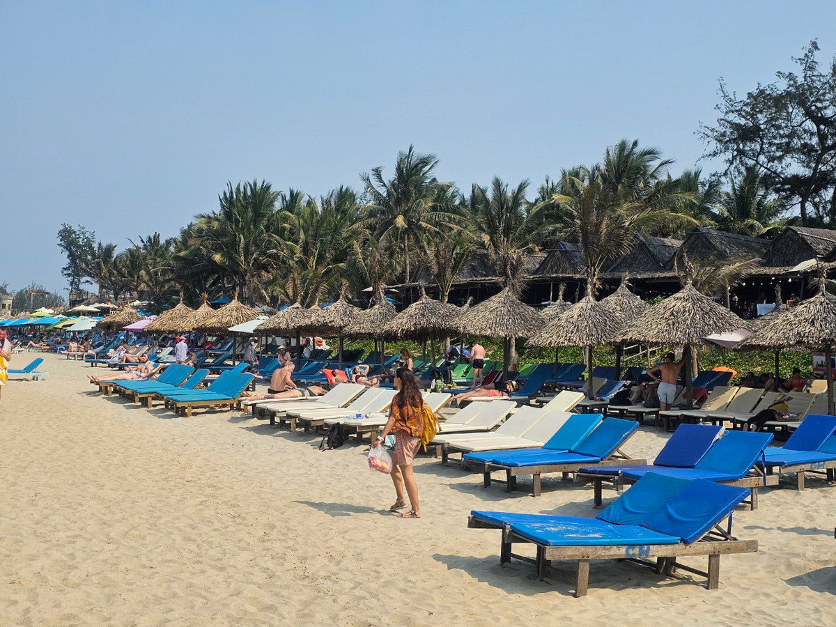  Đợt nghỉ lễ 30/4-1/5 năm nay, nắng nóng gay gắt trên diện rộng khắp khu vực miền Trung, nhiều nơi ở Đà Nẵng, Quảng Nam xấp xỉ 40 độ C.