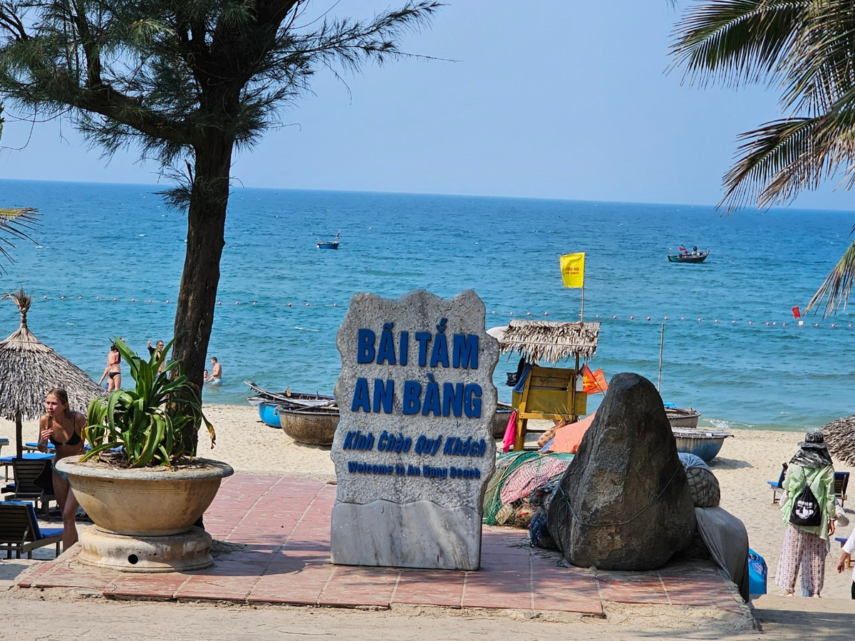 Nền tảng đánh giá du lịch toàn cầu Tripadvisor vừa công bố bảng xếp hạng Những bãi biển đẹp nhất châu Á 2024. Bãi biển An Bàng (Hội An) xếp thứ 5 trong danh sách này, trên cả Mỹ Khê (Đà Nẵng) - nơi từng được mệnh danh là một trong những bãi biển đẹp nhất hành tinh.