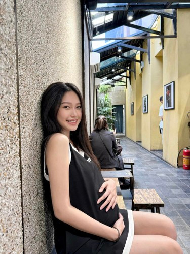 Đặc biệt, “nhóc tì” được bác sĩ nhận xét có đôi chân dài như bố, điều này đã khiến cô nàng vô cùng thích thú.