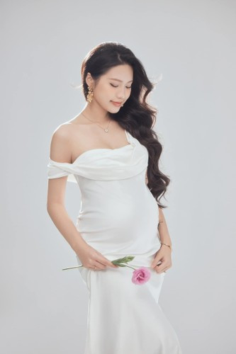 Dù đã tăng hơn 11kg so với thời kỳ còn son rỗi nhưng thân hình của bà xã Văn Hậu vẫn được nhiều người nhận xét là vô cùng thon gọn, không hề phát tướng.