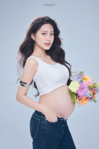 Nhiều bạn bè, người hâm mộ đã dành nhiều lời chúc tốt đẹp đến vợ chồng Đoàn Văn Hậu - Doãn Hải My khi săn “rồng Vàng” thành công.