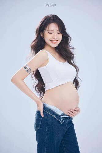 Trước đó, vào gần cuối tháng 3, cặp đôi trai tài gái sắc đã hân hoan xác nhận tin vui đang chuẩn bị đón thiên thần nhí.