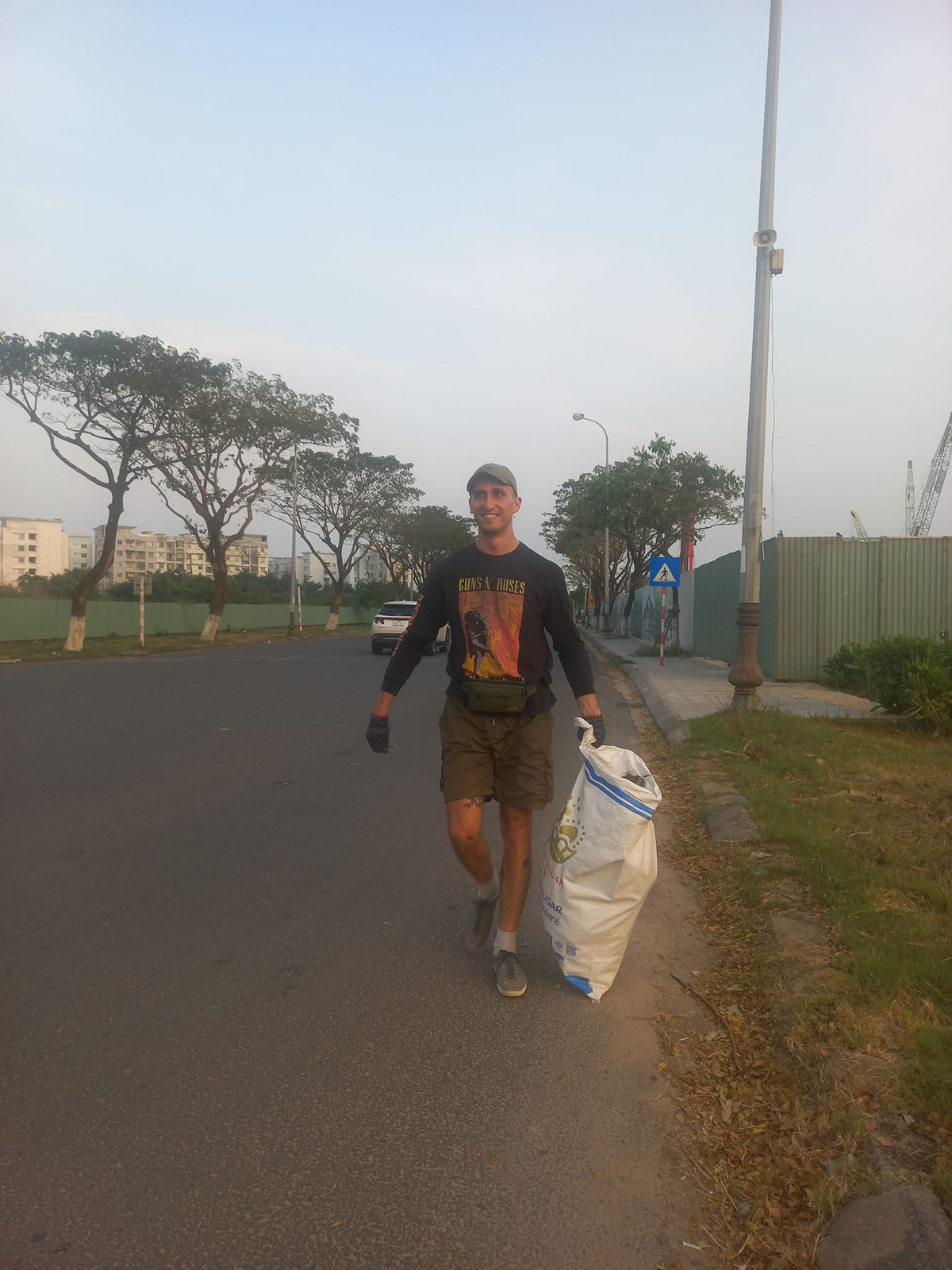 Họ dành ra một giờ cặm cụi thu gom cho tới khi những bao tải nặng trĩu, đầy ắp rác thải.