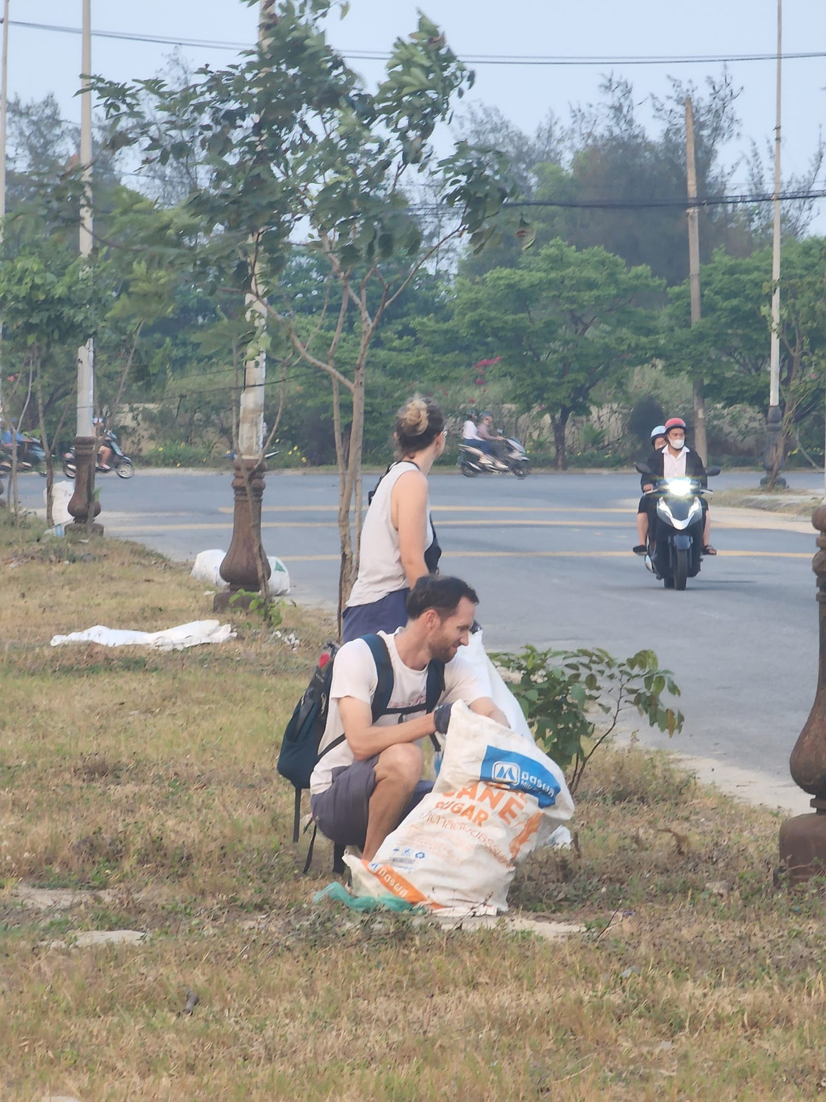 Có những ngày có tới 50 người là thành viên nhóm cùng đi dọn rác, làm sạch môi trường.