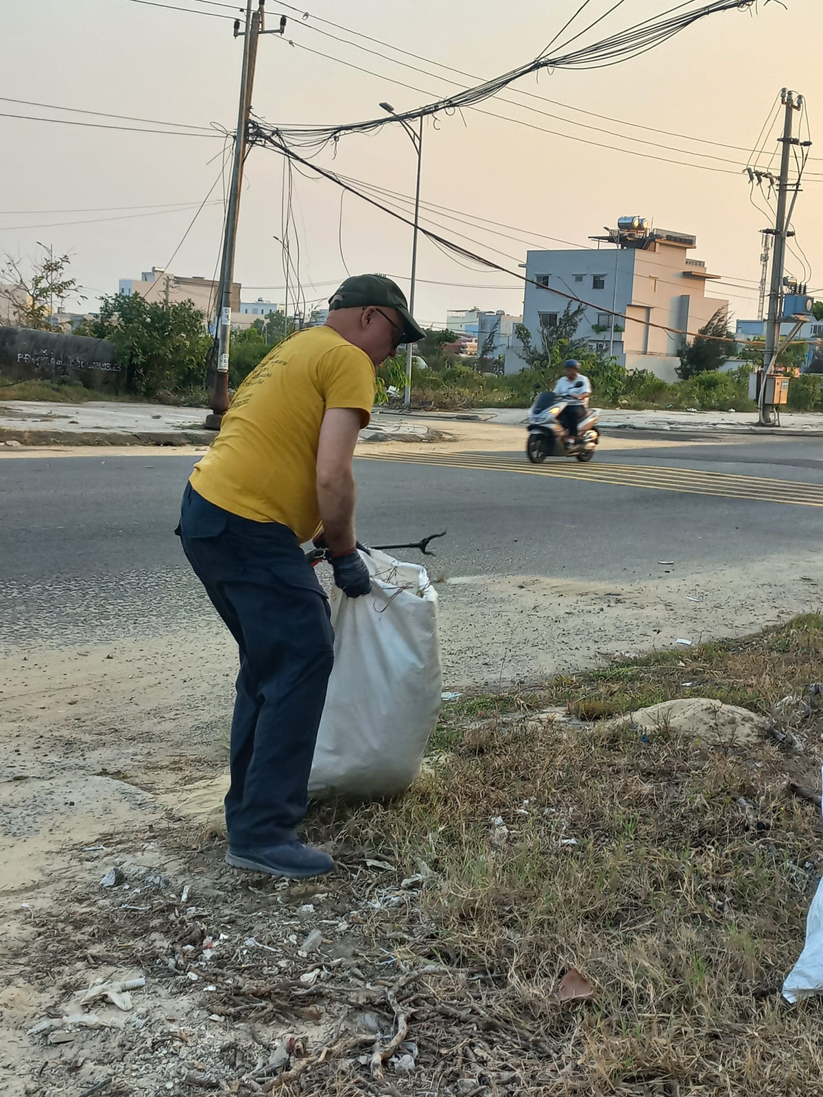 Không băng rôn, khẩu hiệu rầm rộ, chỉ qua lời kêu gọi trên Facebook, các tình nguyện viên đã chủ động tập hợp đông đủ và bắt tay vào dọn rác một cách hăng say.