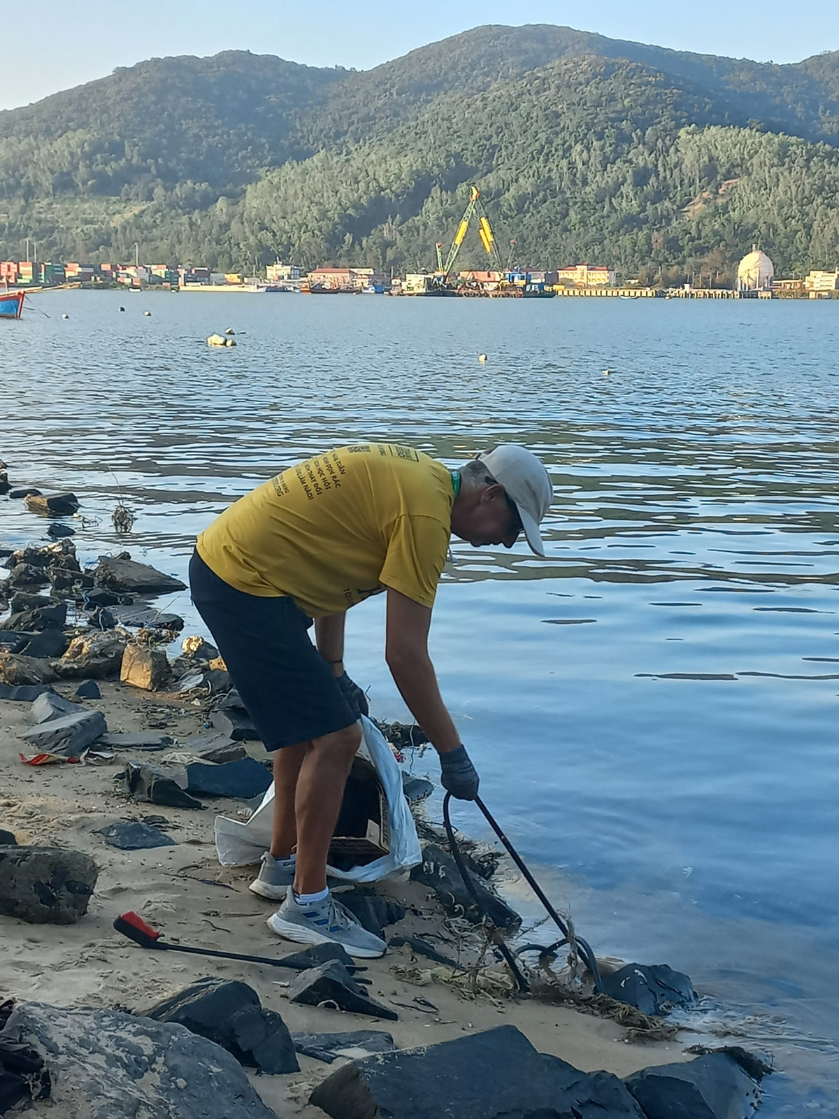 Tay cầm móc sắt, bao tải, các vị khách Tây cặm cụi dọn rác làm sạch Đà Nẵng.